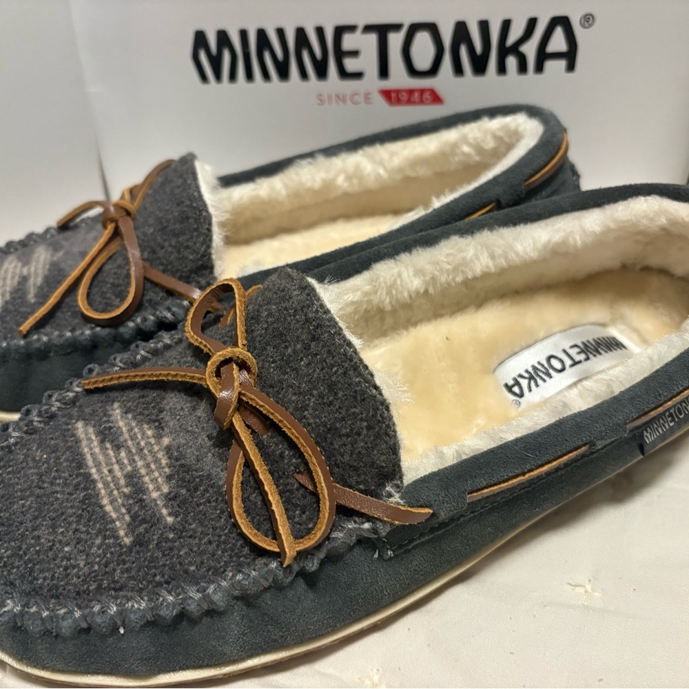 Minnetonka leather Charcoal shearling Moccasins NIB
